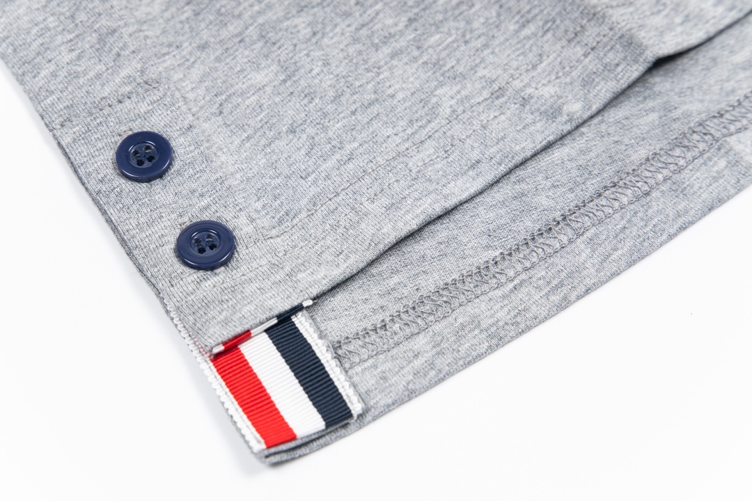 “THOM BROWNE 24SS TB Dog Embroidered Short Sleeves – 1980s Inspired Custom Fabrics” - 图片 3