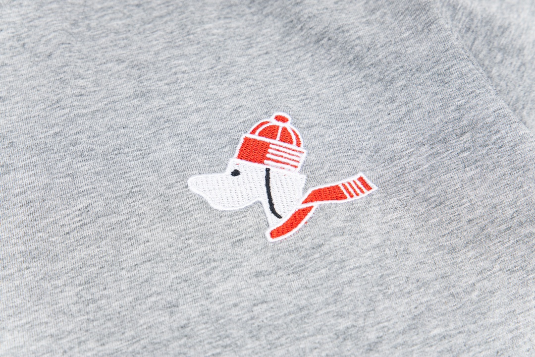 “THOM BROWNE 24SS TB Dog Embroidered Short Sleeves – 1980s Inspired Custom Fabrics” - 图片 8