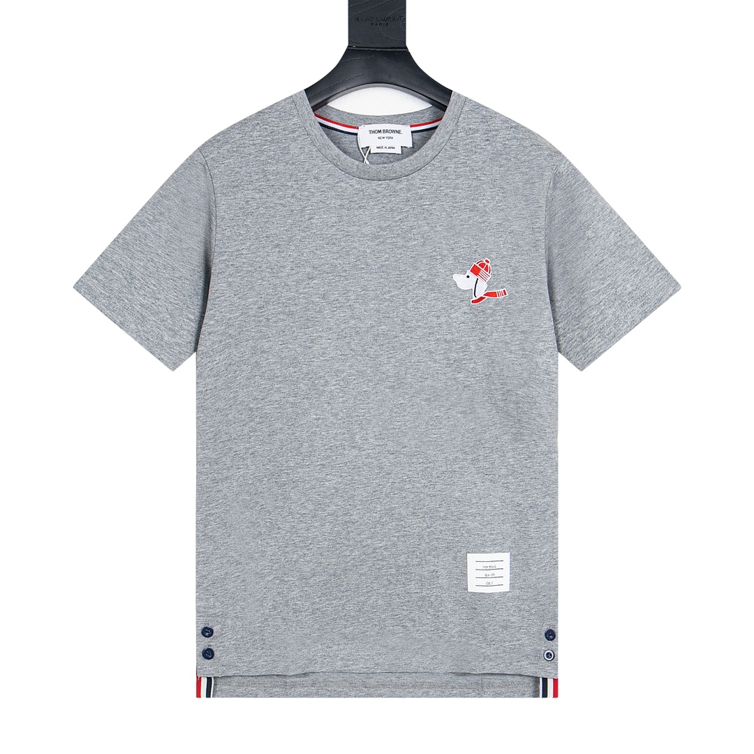 “THOM BROWNE 24SS TB Dog Embroidered Short Sleeves – 1980s Inspired Custom Fabrics” - 图片 1