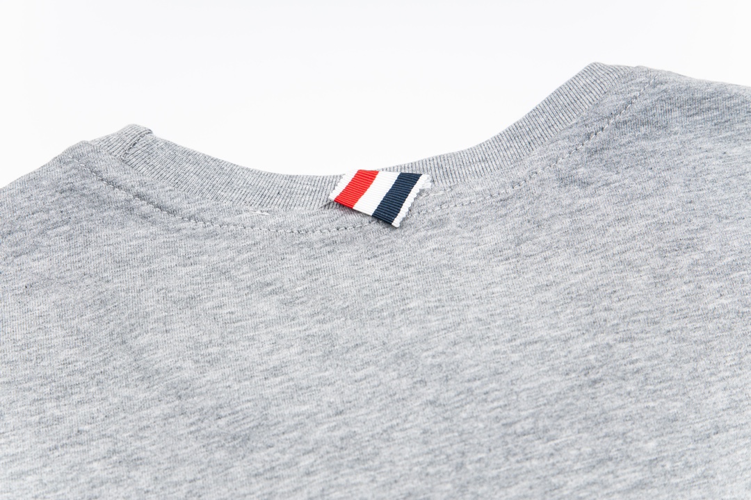 “THOM BROWNE 24SS TB Dog Embroidered Short Sleeves – 1980s Inspired Custom Fabrics” - 图片 9