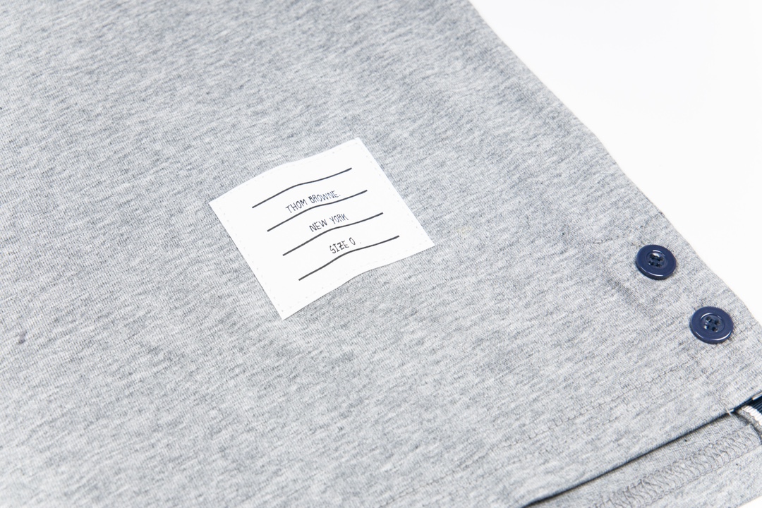 “THOM BROWNE 24SS TB Dog Embroidered Short Sleeves – 1980s Inspired Custom Fabrics” - 图片 7