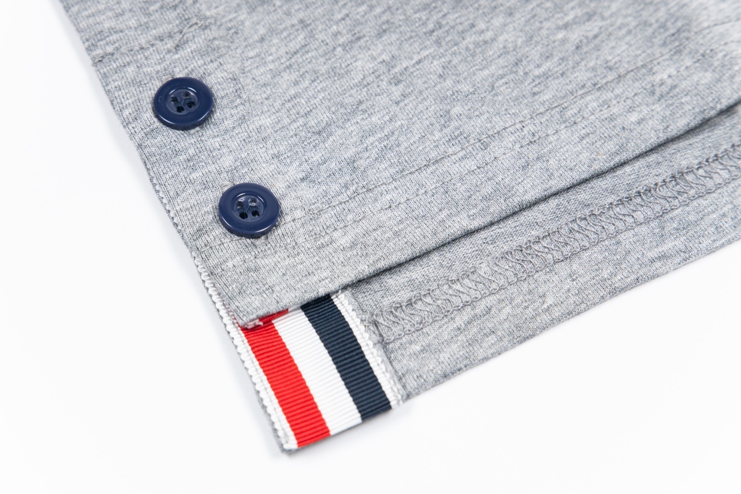 “1980s Inspired Woven Sleeves by Thom Browne – SWY Y729 Collection Summary” - 图片 9