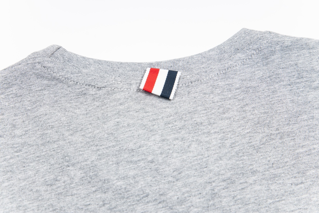 “1980s Inspired Woven Sleeves by Thom Browne – SWY Y729 Collection Summary” - 图片 4
