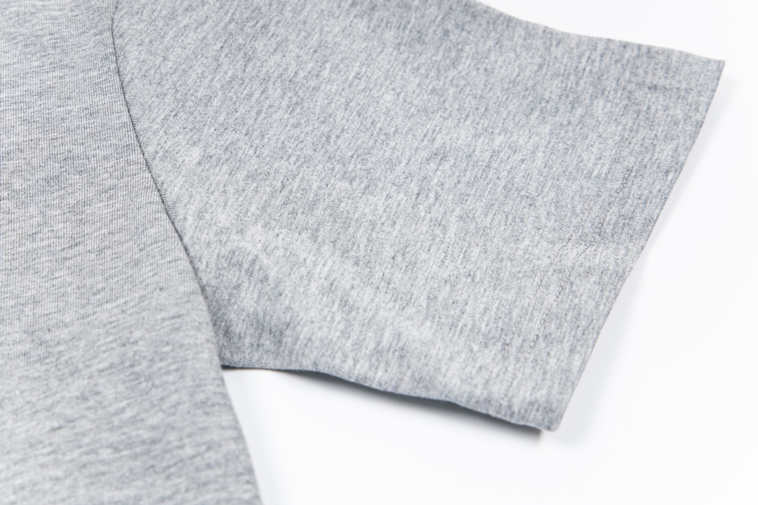 “1980s Inspired Woven Sleeves by Thom Browne – SWY Y729 Collection Summary” - 图片 3