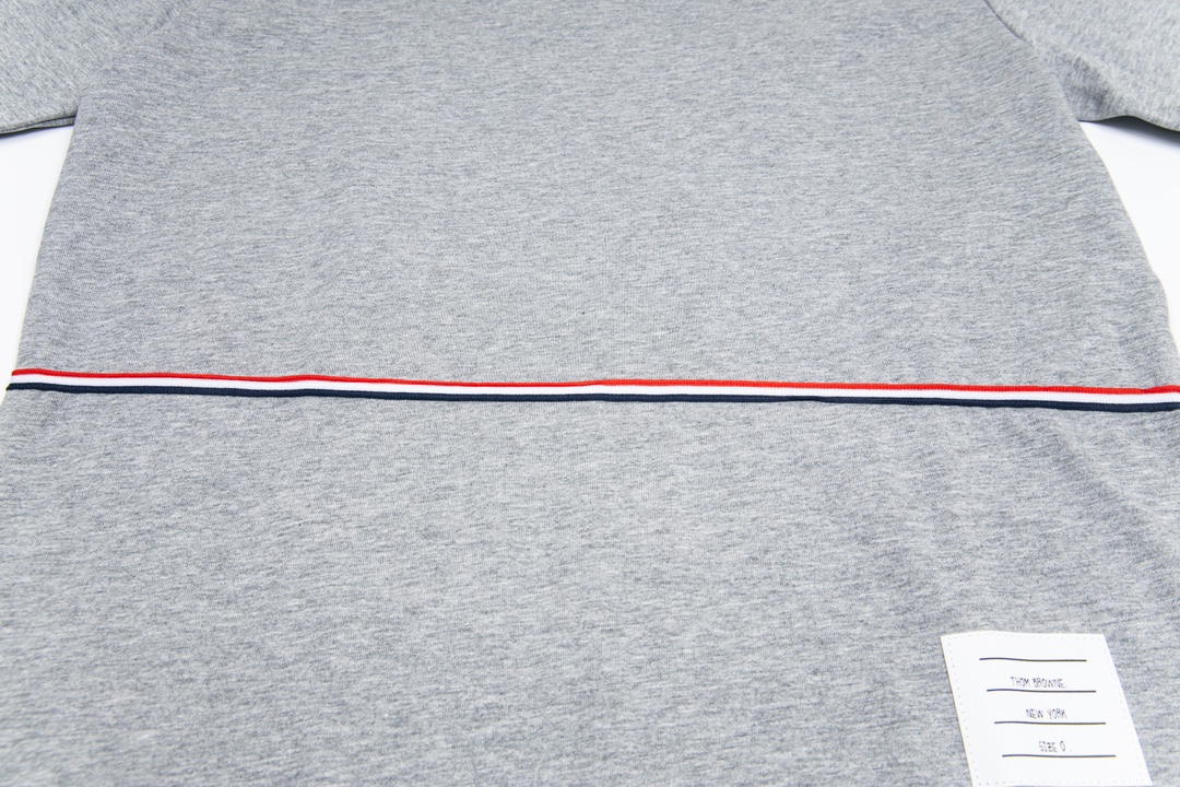 “1980s Inspired Woven Sleeves by Thom Browne – SWY Y729 Collection Summary” - 图片 6