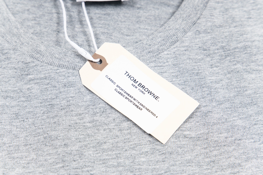 “1980s Inspired Woven Sleeves by Thom Browne – SWY Y729 Collection Summary” - 图片 7