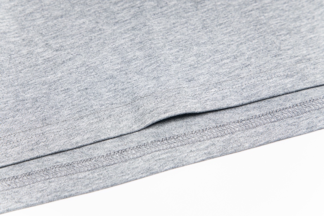 “1980s Inspired Woven Sleeves by Thom Browne – SWY Y729 Collection Summary” - 图片 5