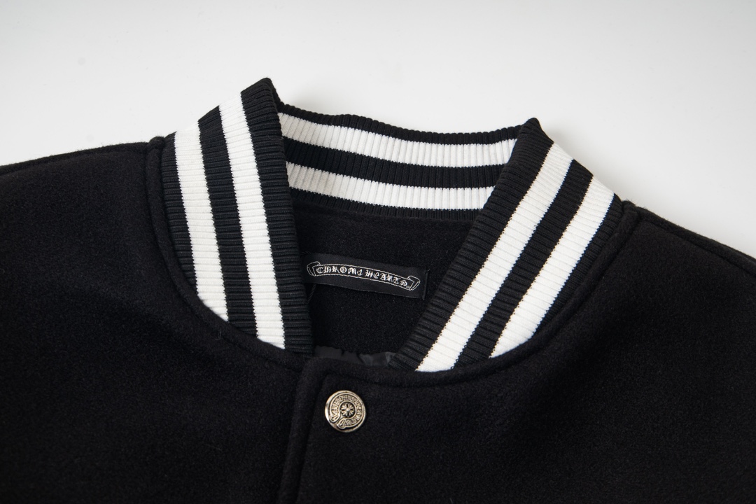 P195


款号Y610
Chrome Hearts Fw25 克罗心马蹄十字架棒球服外套  男女同款  新品热度出货 原版定制毛呢面料 具有一点厚度 早春天气上身还是很好的 进口拼接pu皮袖 原版开模同时皮料细腻 胸口后背超级重工设计 独家定制十字架金属装饰 定制宽松版型 男女穿都非常帅气 所有细节尊崇原版 开模定制做旧十字架按扣做旧质感无敌
SIZE:M-XXL