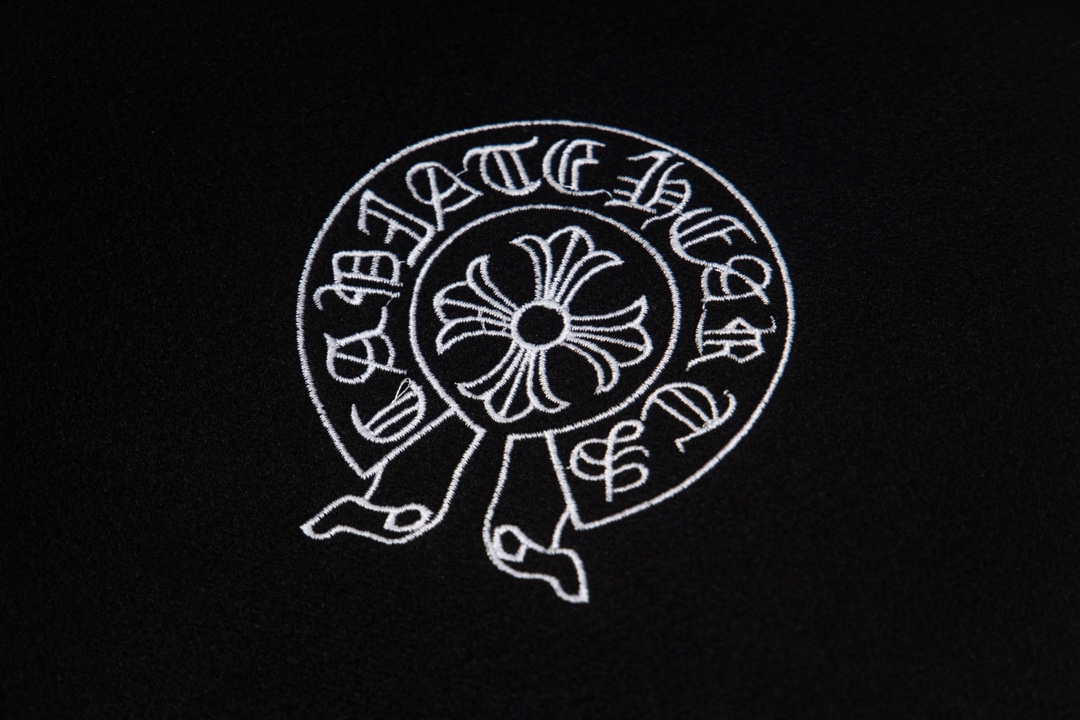 P195


款号Y610
Chrome Hearts Fw25 克罗心马蹄十字架棒球服外套  男女同款  新品热度出货 原版定制毛呢面料 具有一点厚度 早春天气上身还是很好的 进口拼接pu皮袖 原版开模同时皮料细腻 胸口后背超级重工设计 独家定制十字架金属装饰 定制宽松版型 男女穿都非常帅气 所有细节尊崇原版 开模定制做旧十字架按扣做旧质感无敌
SIZE:M-XXL