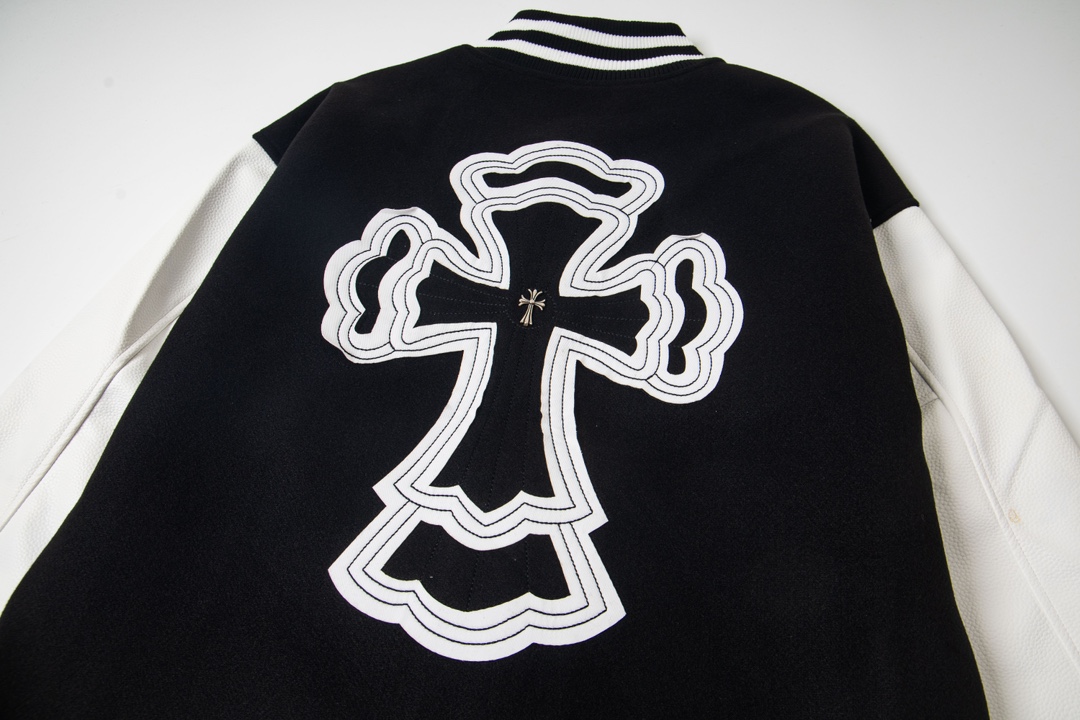 P195


款号Y610
Chrome Hearts Fw25 克罗心马蹄十字架棒球服外套  男女同款  新品热度出货 原版定制毛呢面料 具有一点厚度 早春天气上身还是很好的 进口拼接pu皮袖 原版开模同时皮料细腻 胸口后背超级重工设计 独家定制十字架金属装饰 定制宽松版型 男女穿都非常帅气 所有细节尊崇原版 开模定制做旧十字架按扣做旧质感无敌
SIZE:M-XXL