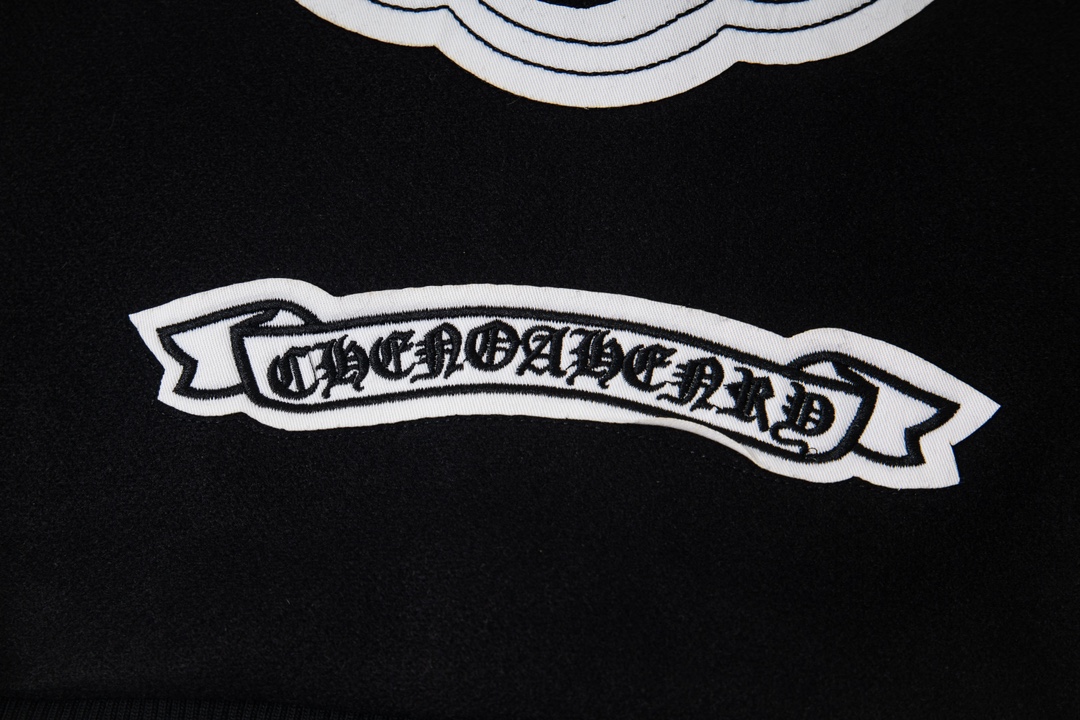 P195


款号Y610
Chrome Hearts Fw25 克罗心马蹄十字架棒球服外套  男女同款  新品热度出货 原版定制毛呢面料 具有一点厚度 早春天气上身还是很好的 进口拼接pu皮袖 原版开模同时皮料细腻 胸口后背超级重工设计 独家定制十字架金属装饰 定制宽松版型 男女穿都非常帅气 所有细节尊崇原版 开模定制做旧十字架按扣做旧质感无敌
SIZE:M-XXL