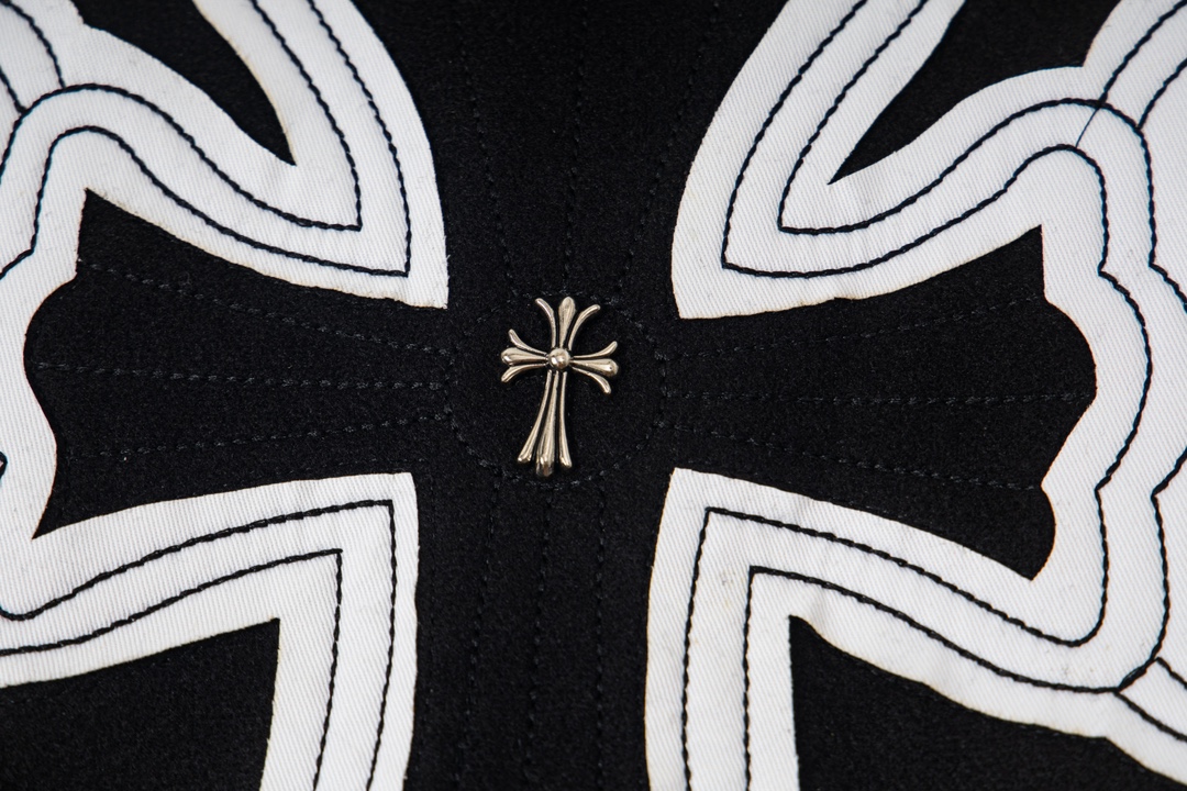 P195


款号Y610
Chrome Hearts Fw25 克罗心马蹄十字架棒球服外套  男女同款  新品热度出货 原版定制毛呢面料 具有一点厚度 早春天气上身还是很好的 进口拼接pu皮袖 原版开模同时皮料细腻 胸口后背超级重工设计 独家定制十字架金属装饰 定制宽松版型 男女穿都非常帅气 所有细节尊崇原版 开模定制做旧十字架按扣做旧质感无敌
SIZE:M-XXL