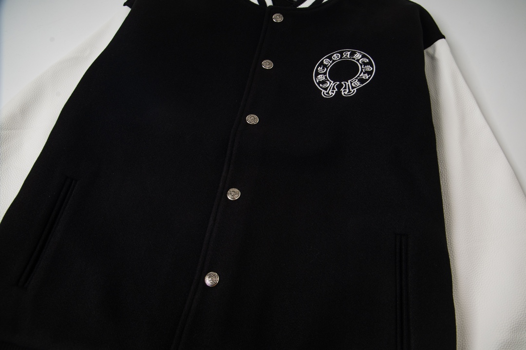P195


款号Y610
Chrome Hearts Fw25 克罗心马蹄十字架棒球服外套  男女同款  新品热度出货 原版定制毛呢面料 具有一点厚度 早春天气上身还是很好的 进口拼接pu皮袖 原版开模同时皮料细腻 胸口后背超级重工设计 独家定制十字架金属装饰 定制宽松版型 男女穿都非常帅气 所有细节尊崇原版 开模定制做旧十字架按扣做旧质感无敌
SIZE:M-XXL