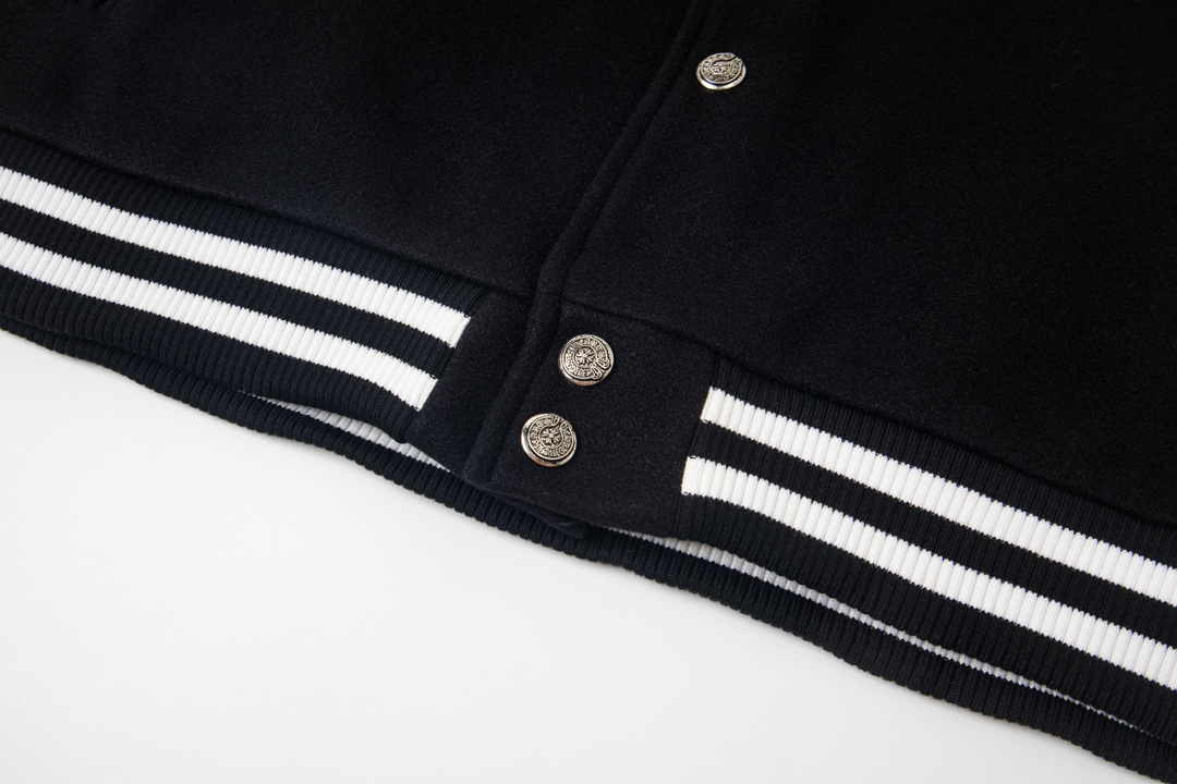 P195


款号Y610
Chrome Hearts Fw25 克罗心马蹄十字架棒球服外套  男女同款  新品热度出货 原版定制毛呢面料 具有一点厚度 早春天气上身还是很好的 进口拼接pu皮袖 原版开模同时皮料细腻 胸口后背超级重工设计 独家定制十字架金属装饰 定制宽松版型 男女穿都非常帅气 所有细节尊崇原版 开模定制做旧十字架按扣做旧质感无敌
SIZE:M-XXL