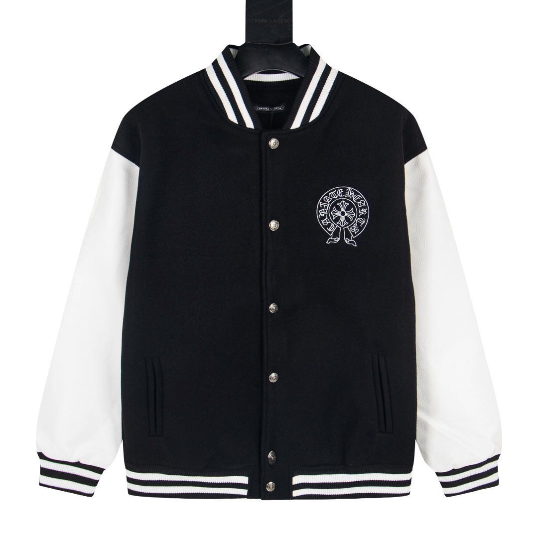 P285


款号Y611
Chrome Hearts Fw25 克罗心马蹄十字架棒球服外套  男女同款  新品热度出货 原版定制毛呢面料 具有一点厚度 早春天气上身还是很好的 进口拼接pu皮袖 原版开模同时皮料细腻 胸口后背超级重工设计 独家定制十字架金属装饰 定制宽松版型 男女穿都非常帅气 所有细节尊崇原版 开模定制做旧十字架按扣做旧质感无敌
SIZE:M-XXL