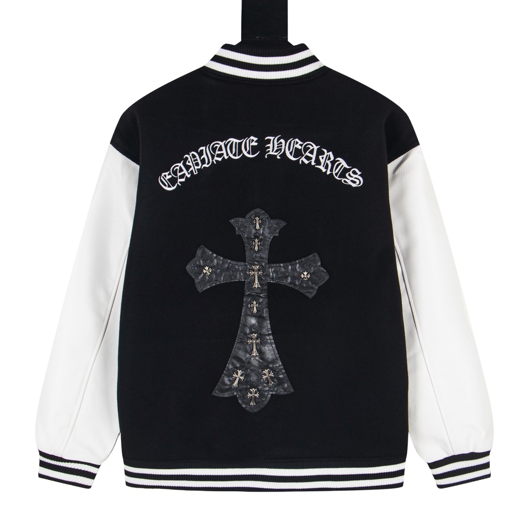 款号Y611 Chrome Hearts Fw25 克罗心马蹄十字架棒球服外套 男女同款 新品热度出货 原版定制毛呢面料 具有一点厚度 早春天气上身还是很好的 进口拼接pu皮袖 原版开模同时皮料细腻 胸口后背超级重工设计 独家定制十字架金属装饰 定制宽松版型 男女穿都非常帅气 所有细节尊崇原版 开模定制做旧十字架按扣做旧质感无敌