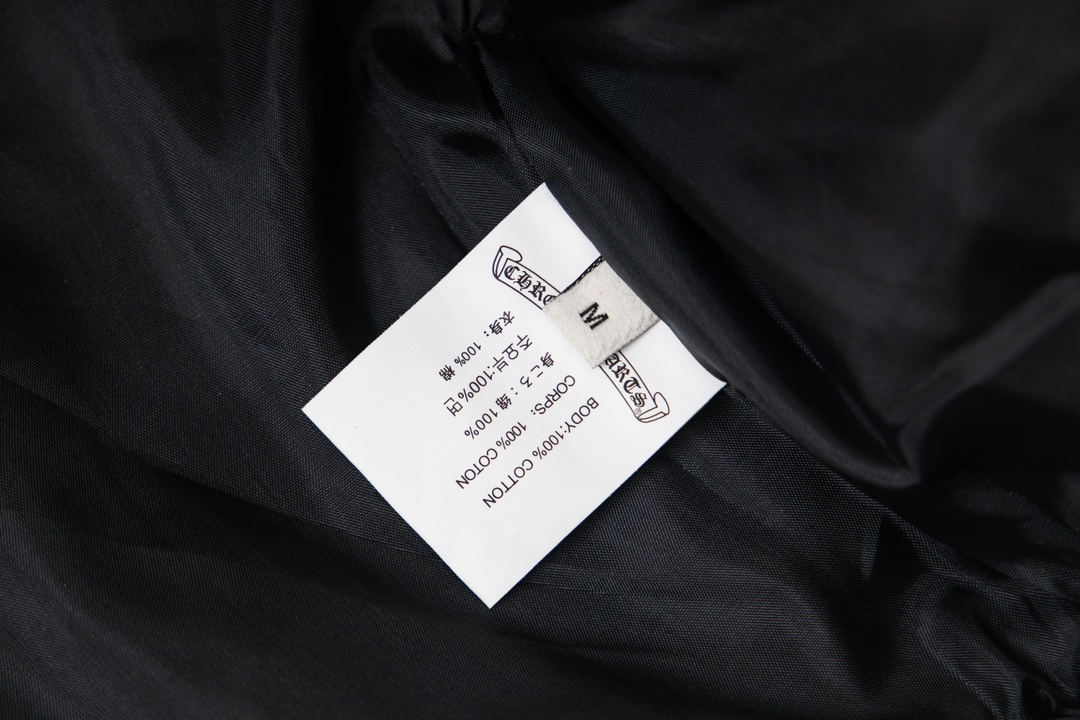 款号Y611 Chrome Hearts Fw25 克罗心马蹄十字架棒球服外套 男女同款 新品热度出货 原版定制毛呢面料 具有一点厚度 早春天气上身还是很好的 进口拼接pu皮袖 原版开模同时皮料细腻 胸口后背超级重工设计 独家定制十字架金属装饰 定制宽松版型 男女穿都非常帅气 所有细节尊崇原版 开模定制做旧十字架按扣做旧质感无敌