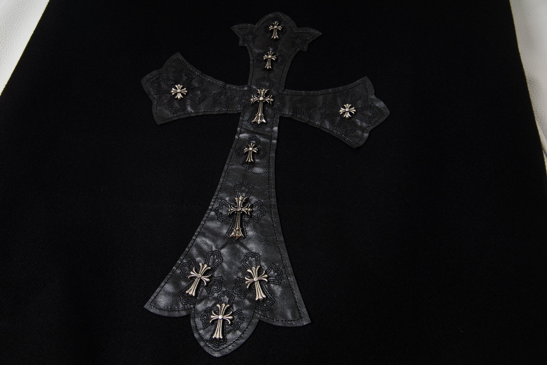 款号Y611 Chrome Hearts Fw25 克罗心马蹄十字架棒球服外套 男女同款 新品热度出货 原版定制毛呢面料 具有一点厚度 早春天气上身还是很好的 进口拼接pu皮袖 原版开模同时皮料细腻 胸口后背超级重工设计 独家定制十字架金属装饰 定制宽松版型 男女穿都非常帅气 所有细节尊崇原版 开模定制做旧十字架按扣做旧质感无敌