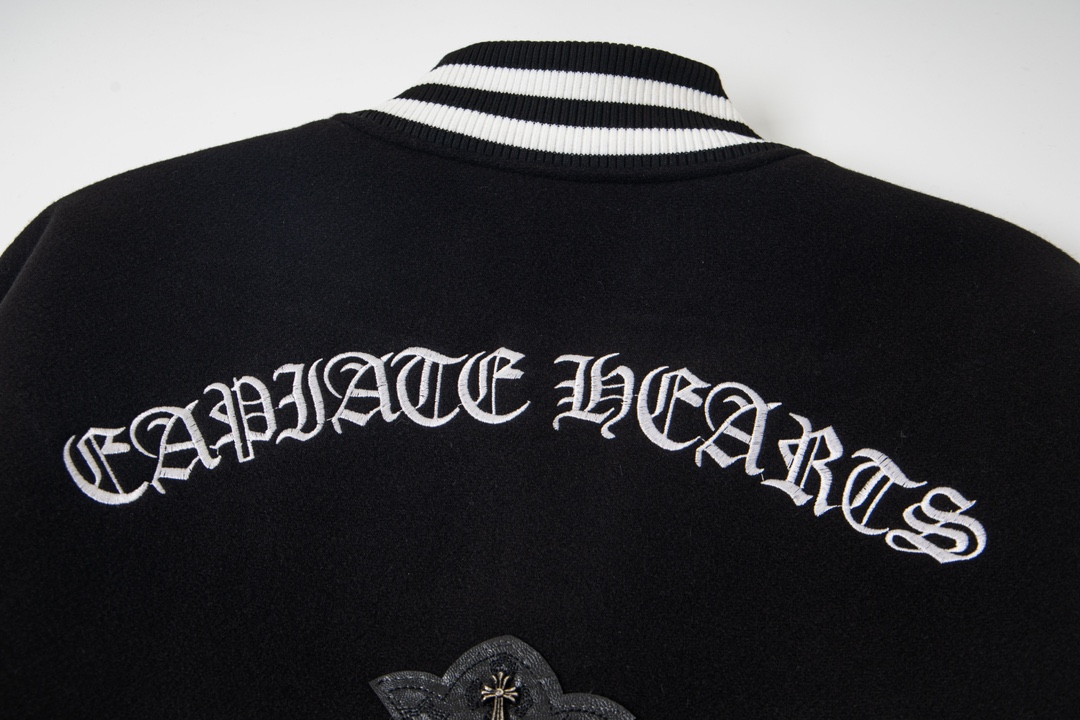 款号Y611 Chrome Hearts Fw25 克罗心马蹄十字架棒球服外套 男女同款 新品热度出货 原版定制毛呢面料 具有一点厚度 早春天气上身还是很好的 进口拼接pu皮袖 原版开模同时皮料细腻 胸口后背超级重工设计 独家定制十字架金属装饰 定制宽松版型 男女穿都非常帅气 所有细节尊崇原版 开模定制做旧十字架按扣做旧质感无敌
