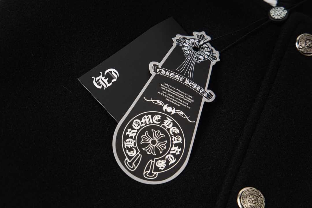 款号Y611 Chrome Hearts Fw25 克罗心马蹄十字架棒球服外套 男女同款 新品热度出货 原版定制毛呢面料 具有一点厚度 早春天气上身还是很好的 进口拼接pu皮袖 原版开模同时皮料细腻 胸口后背超级重工设计 独家定制十字架金属装饰 定制宽松版型 男女穿都非常帅气 所有细节尊崇原版 开模定制做旧十字架按扣做旧质感无敌