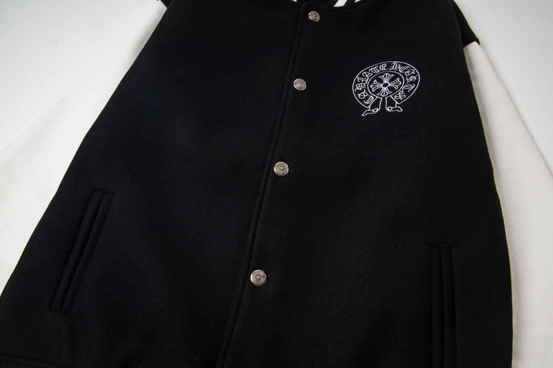 款号Y611 Chrome Hearts Fw25 克罗心马蹄十字架棒球服外套 男女同款 新品热度出货 原版定制毛呢面料 具有一点厚度 早春天气上身还是很好的 进口拼接pu皮袖 原版开模同时皮料细腻 胸口后背超级重工设计 独家定制十字架金属装饰 定制宽松版型 男女穿都非常帅气 所有细节尊崇原版 开模定制做旧十字架按扣做旧质感无敌