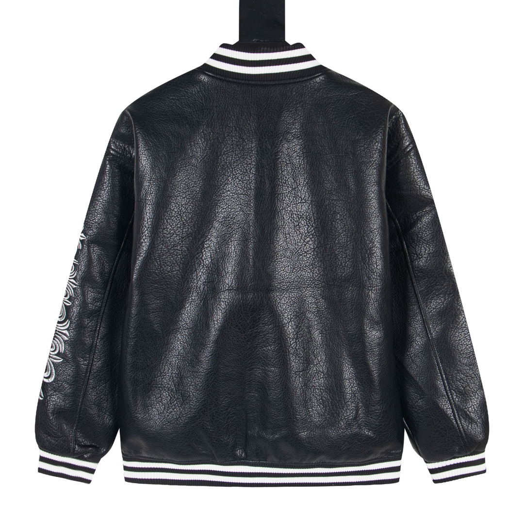 P200


款号Y618
CELINE赛琳CE 凯旋门满印夹克外套
定制菱纹尼龙绣羽棉绗面料、尼龙衬里，红外线定位裁床，精度可达到微米级别 ，从而满足格纹对位高精度裁剪的效果，乾点对称定位法，使用高精度的测量工具做标记，再将拉链逐步安装到服装上，最终精细整烫，使拉链周围的面料平整服帖，美观整齐，模版机开袋，预设的模板来指导开袋的位置，形状和大小，精确性确保了开袋效果质量，定制拉链 、吊坠、商标，合身版型
Size：S-XL