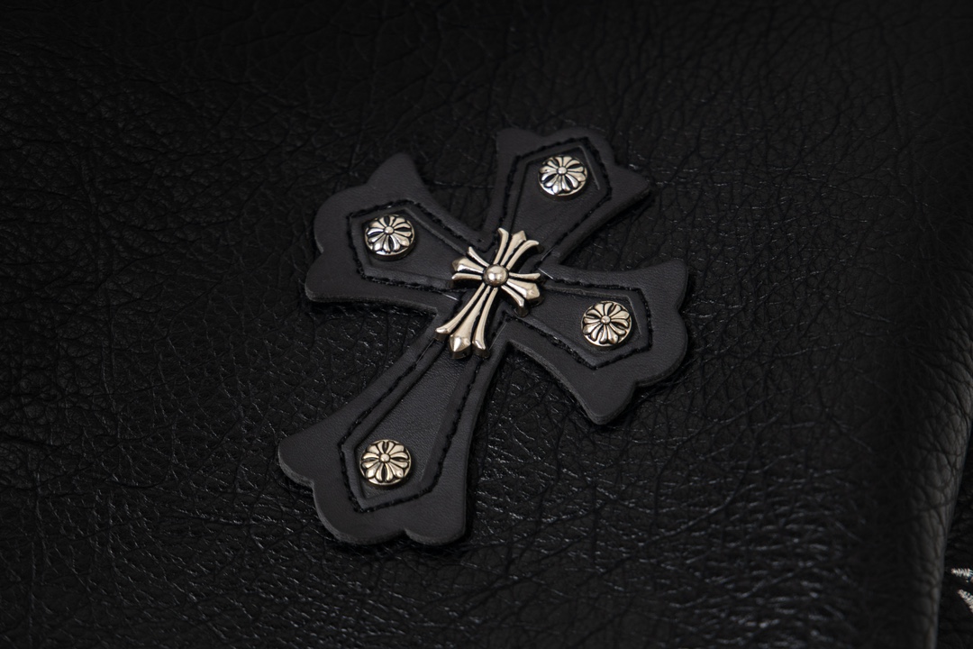 P285


 款号Y620
Chrome Hearts Fw25 克罗心麒麟臂十字架棒球服外套  男女同款  新品热度出货 原版定制毛呢面料 具有一点厚度 早春天气上身还是很好的 进口拼接pu皮袖 原版开模同时皮料细腻 胸口后背超级重工设计 独家定制十字架金属装饰 定制宽松版型 男女穿都非常帅气 所有细节尊崇原版 开模定制做旧十字架按扣做旧质感无敌
SIZE:M-XXL