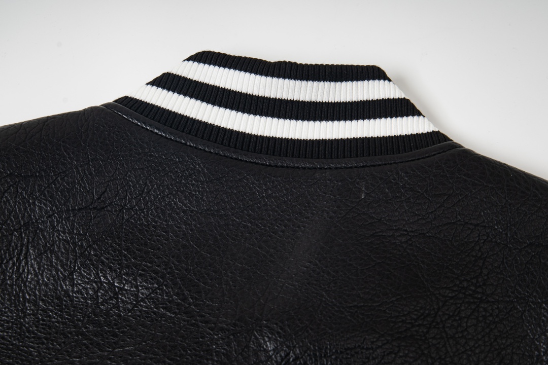 P285


 款号Y620
Chrome Hearts Fw25 克罗心麒麟臂十字架棒球服外套  男女同款  新品热度出货 原版定制毛呢面料 具有一点厚度 早春天气上身还是很好的 进口拼接pu皮袖 原版开模同时皮料细腻 胸口后背超级重工设计 独家定制十字架金属装饰 定制宽松版型 男女穿都非常帅气 所有细节尊崇原版 开模定制做旧十字架按扣做旧质感无敌
SIZE:M-XXL