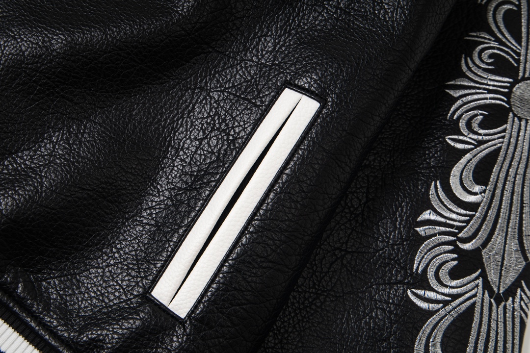 P285


 款号Y620
Chrome Hearts Fw25 克罗心麒麟臂十字架棒球服外套  男女同款  新品热度出货 原版定制毛呢面料 具有一点厚度 早春天气上身还是很好的 进口拼接pu皮袖 原版开模同时皮料细腻 胸口后背超级重工设计 独家定制十字架金属装饰 定制宽松版型 男女穿都非常帅气 所有细节尊崇原版 开模定制做旧十字架按扣做旧质感无敌
SIZE:M-XXL