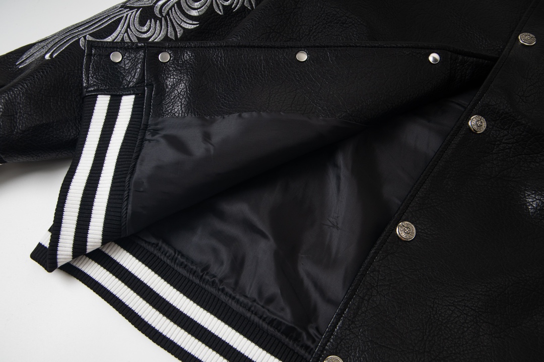 P285


 款号Y620
Chrome Hearts Fw25 克罗心麒麟臂十字架棒球服外套  男女同款  新品热度出货 原版定制毛呢面料 具有一点厚度 早春天气上身还是很好的 进口拼接pu皮袖 原版开模同时皮料细腻 胸口后背超级重工设计 独家定制十字架金属装饰 定制宽松版型 男女穿都非常帅气 所有细节尊崇原版 开模定制做旧十字架按扣做旧质感无敌
SIZE:M-XXL