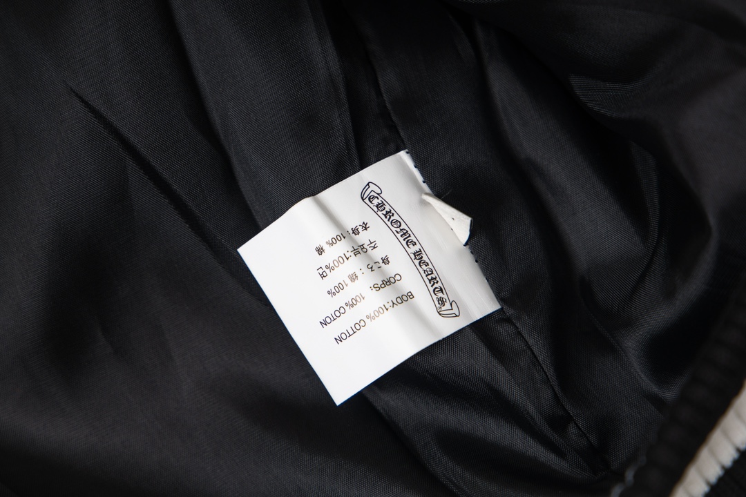 P285


 款号Y620
Chrome Hearts Fw25 克罗心麒麟臂十字架棒球服外套  男女同款  新品热度出货 原版定制毛呢面料 具有一点厚度 早春天气上身还是很好的 进口拼接pu皮袖 原版开模同时皮料细腻 胸口后背超级重工设计 独家定制十字架金属装饰 定制宽松版型 男女穿都非常帅气 所有细节尊崇原版 开模定制做旧十字架按扣做旧质感无敌
SIZE:M-XXL