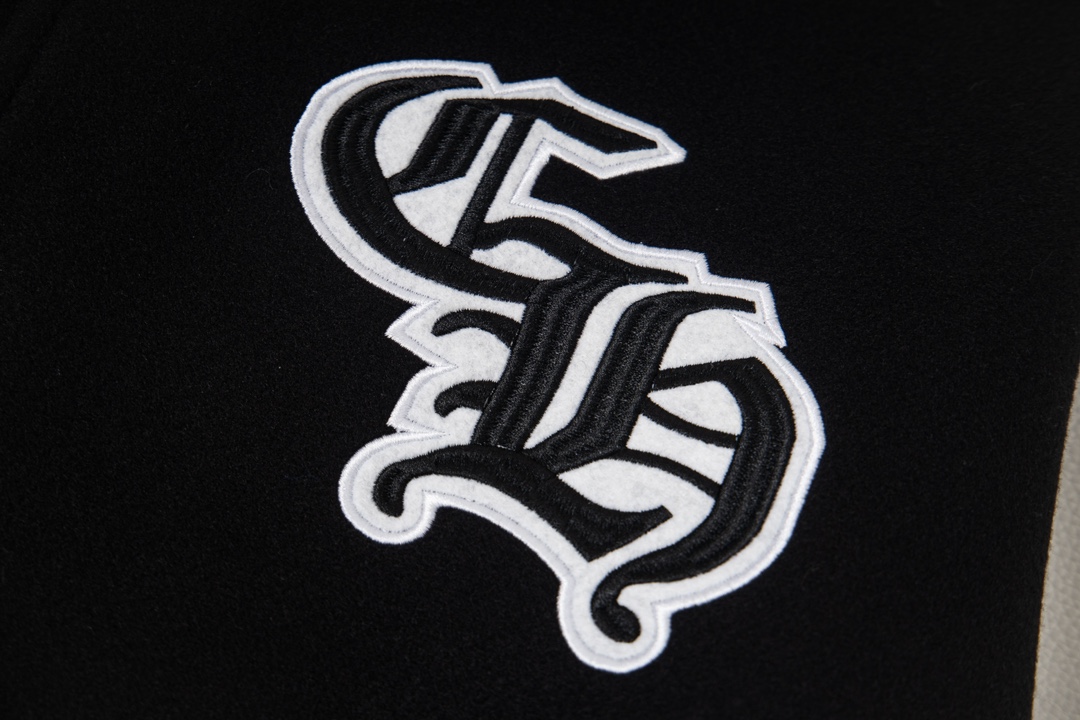 P195


款号Y613
Chrome Hearts Fw25 克罗心马蹄战斗公鸡十字架棒球服外套  男女同款  新品热度出货 原版定制毛呢面料 具有一点厚度 早春天气上身还是很好的 进口拼接pu皮袖 原版开模同时皮料细腻 胸口后背超级重工设计 独家定制十字架金属装饰 定制宽松版型 男女穿都非常帅气 所有细节尊崇原版 开模定制做旧十字架按扣做旧质感无敌
SIZE:M-XXL