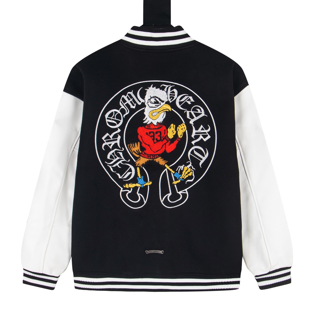 P195


款号Y613
Chrome Hearts Fw25 克罗心马蹄战斗公鸡十字架棒球服外套  男女同款  新品热度出货 原版定制毛呢面料 具有一点厚度 早春天气上身还是很好的 进口拼接pu皮袖 原版开模同时皮料细腻 胸口后背超级重工设计 独家定制十字架金属装饰 定制宽松版型 男女穿都非常帅气 所有细节尊崇原版 开模定制做旧十字架按扣做旧质感无敌
SIZE:M-XXL