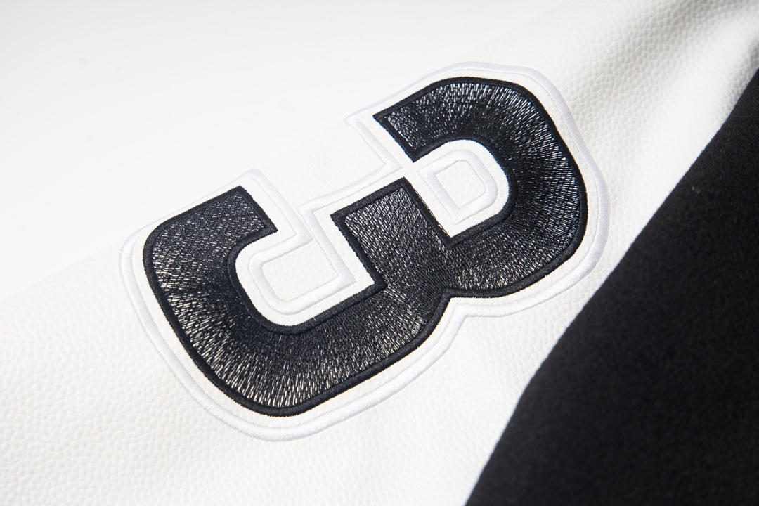 P195


款号Y613
Chrome Hearts Fw25 克罗心马蹄战斗公鸡十字架棒球服外套  男女同款  新品热度出货 原版定制毛呢面料 具有一点厚度 早春天气上身还是很好的 进口拼接pu皮袖 原版开模同时皮料细腻 胸口后背超级重工设计 独家定制十字架金属装饰 定制宽松版型 男女穿都非常帅气 所有细节尊崇原版 开模定制做旧十字架按扣做旧质感无敌
SIZE:M-XXL