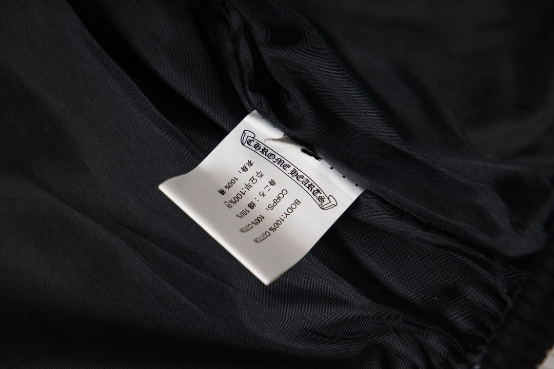 P195


款号Y613
Chrome Hearts Fw25 克罗心马蹄战斗公鸡十字架棒球服外套  男女同款  新品热度出货 原版定制毛呢面料 具有一点厚度 早春天气上身还是很好的 进口拼接pu皮袖 原版开模同时皮料细腻 胸口后背超级重工设计 独家定制十字架金属装饰 定制宽松版型 男女穿都非常帅气 所有细节尊崇原版 开模定制做旧十字架按扣做旧质感无敌
SIZE:M-XXL