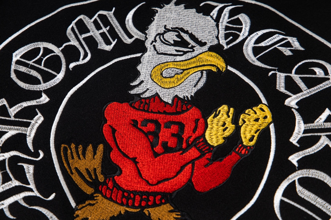 P195


款号Y613
Chrome Hearts Fw25 克罗心马蹄战斗公鸡十字架棒球服外套  男女同款  新品热度出货 原版定制毛呢面料 具有一点厚度 早春天气上身还是很好的 进口拼接pu皮袖 原版开模同时皮料细腻 胸口后背超级重工设计 独家定制十字架金属装饰 定制宽松版型 男女穿都非常帅气 所有细节尊崇原版 开模定制做旧十字架按扣做旧质感无敌
SIZE:M-XXL