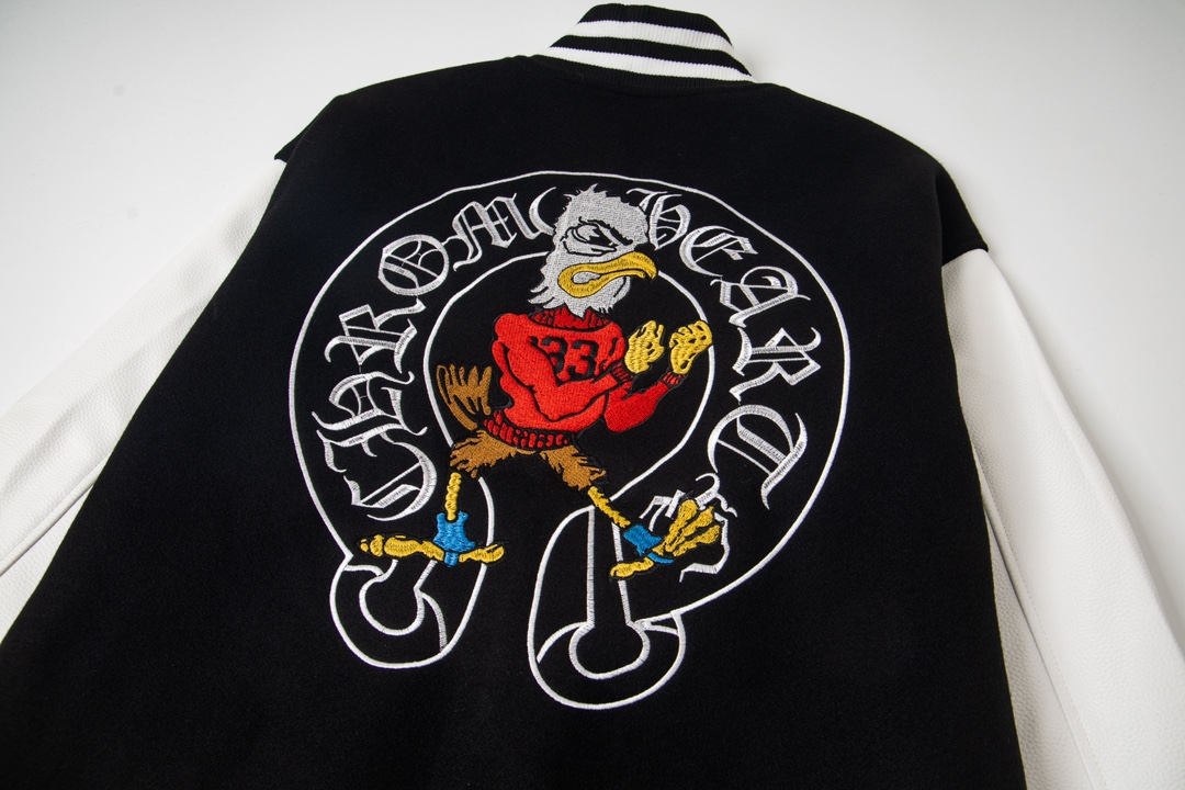 P195


款号Y613
Chrome Hearts Fw25 克罗心马蹄战斗公鸡十字架棒球服外套  男女同款  新品热度出货 原版定制毛呢面料 具有一点厚度 早春天气上身还是很好的 进口拼接pu皮袖 原版开模同时皮料细腻 胸口后背超级重工设计 独家定制十字架金属装饰 定制宽松版型 男女穿都非常帅气 所有细节尊崇原版 开模定制做旧十字架按扣做旧质感无敌
SIZE:M-XXL