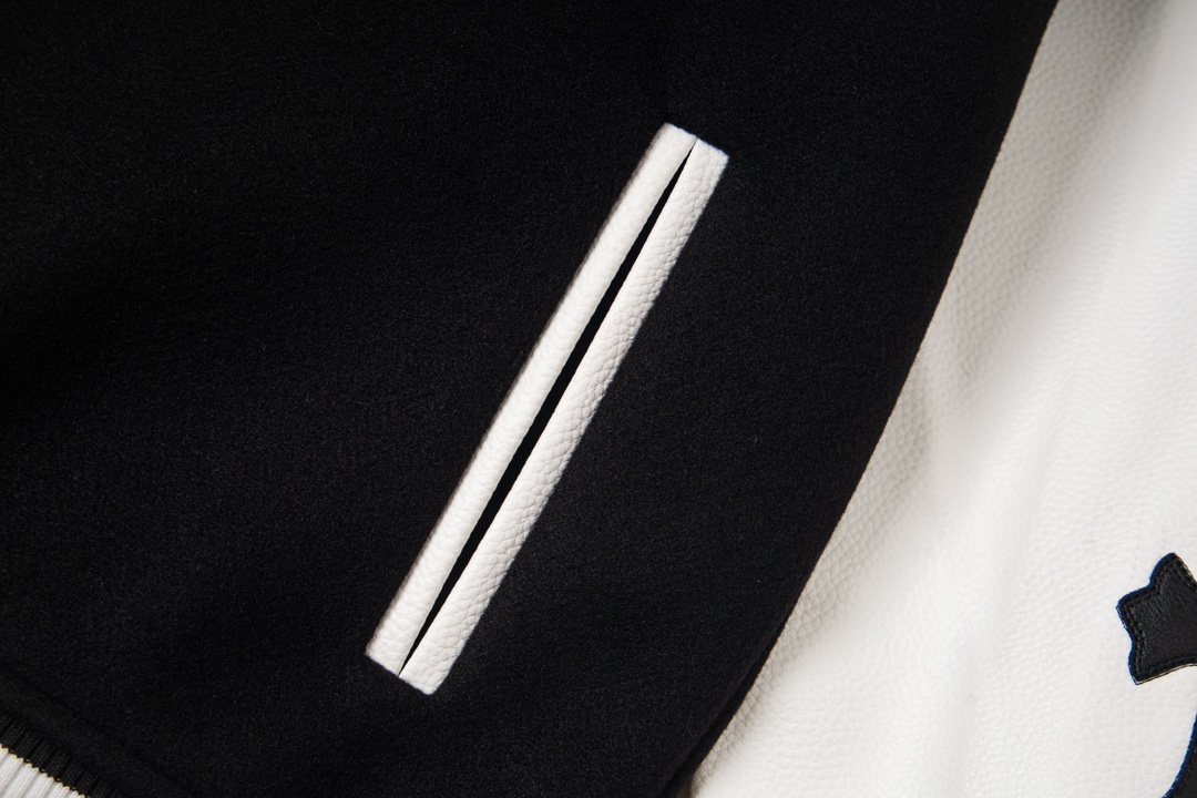 P195


款号Y613
Chrome Hearts Fw25 克罗心马蹄战斗公鸡十字架棒球服外套  男女同款  新品热度出货 原版定制毛呢面料 具有一点厚度 早春天气上身还是很好的 进口拼接pu皮袖 原版开模同时皮料细腻 胸口后背超级重工设计 独家定制十字架金属装饰 定制宽松版型 男女穿都非常帅气 所有细节尊崇原版 开模定制做旧十字架按扣做旧质感无敌
SIZE:M-XXL