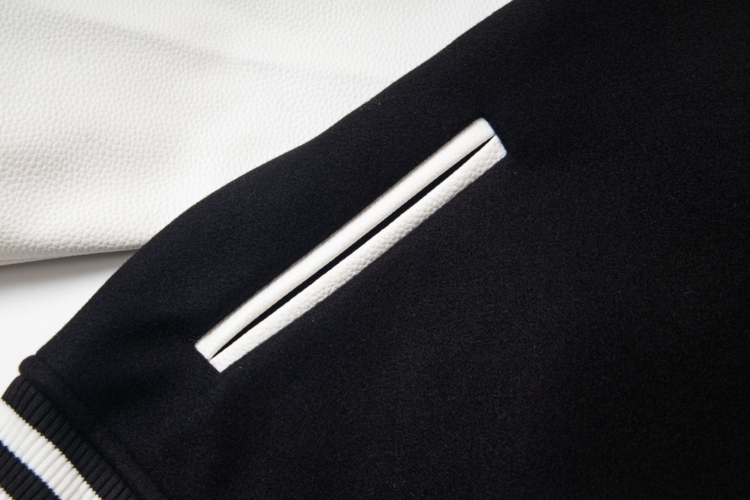 P195


款号Y613
Chrome Hearts Fw25 克罗心马蹄战斗公鸡十字架棒球服外套  男女同款  新品热度出货 原版定制毛呢面料 具有一点厚度 早春天气上身还是很好的 进口拼接pu皮袖 原版开模同时皮料细腻 胸口后背超级重工设计 独家定制十字架金属装饰 定制宽松版型 男女穿都非常帅气 所有细节尊崇原版 开模定制做旧十字架按扣做旧质感无敌
SIZE:M-XXL