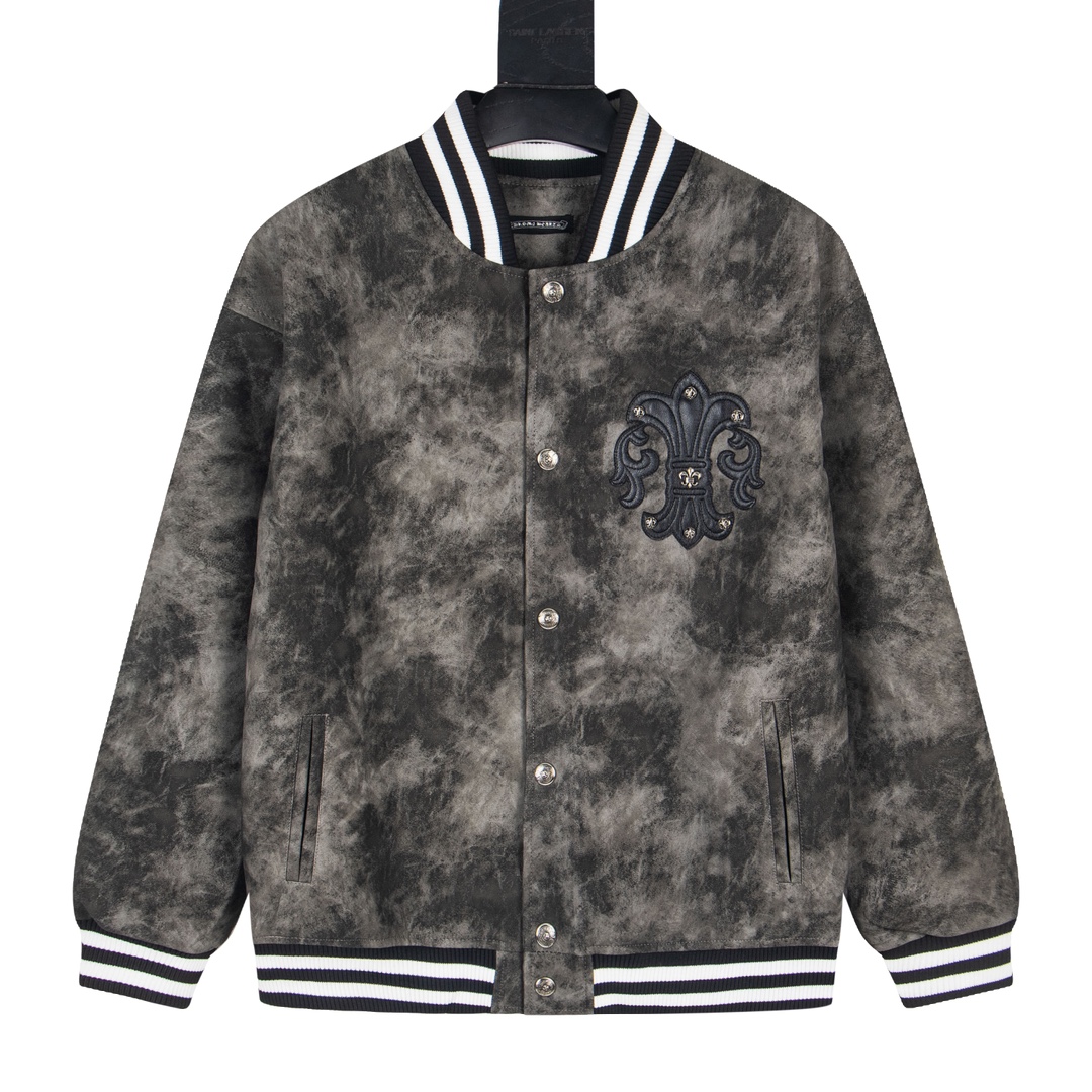 P285



款号Y626
Chromehearts/克罗心  全皮拼接棒球服外套
渠道精品 潮男潮女ZUI爱的棒球服夹克，市场各级版本都有(细节你们一定要对比)，最牛X的实力品控 生产研究棒球服7个年头 细节精致。拥有它,你就是全宇宙的最靓的仔.烤漆面全平面四合扣(纽扣带LOGO)，面料克重平均近900克,采用羊毛+睛纶混纺 定织定染的羊毛呢 拥有较高的色牢度。内衬是丝滑细腻的铜氨纤维材质！质感厚实,色泽更为均匀靓丽,棱角分明立体感十足彰显慵懒随性,年轻活力！
size：M-XXL