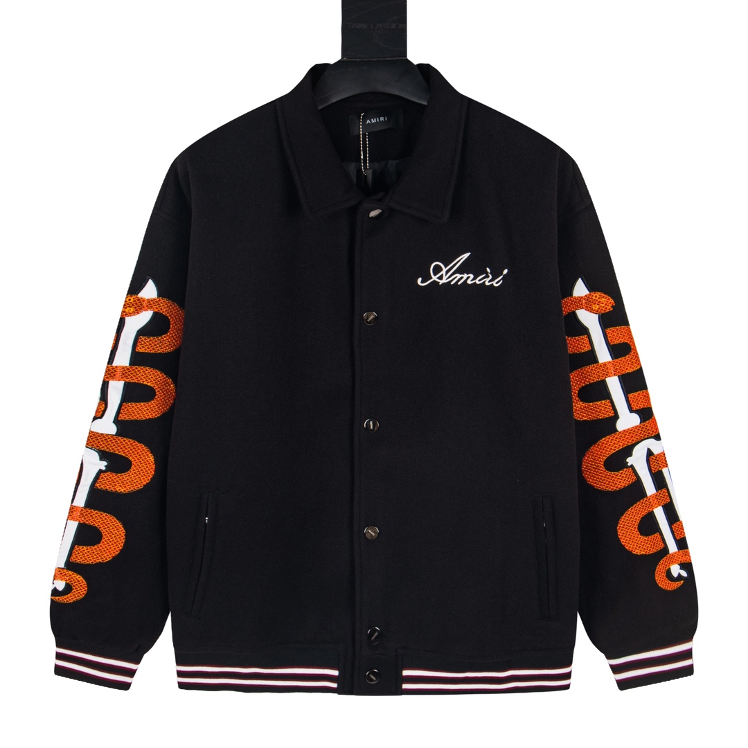 P275


款号Y625
Amiri刺绣棒球服外套 
超减龄的学院风设计，又一款引领潮流的棒球服单品 Ami撞色袖，主体色由黑色+酒红色为主，白色点缀整体的时尚感 三种颜色的叠加，繁而不乱，焕发年轻潮流魅力！客供棉质条绒面料打造俗灯芯绒
 自然色泽,油润细腻，简洁而富有质感 撞色设计具备复古气息可谓浓郁金香 内衬真丝粘纤混纺材质铺垫缝制➕客供按扣型门襟设计 铸就腔调满满的时尚学院魅力 衬衫领及袖臂以撞色拼接设计彰显利落气质
 袖臂植绒🦴骨头植绒标识装饰赋予成衣独特风格
 成为新式标点的缔造者.男女同款 
颜色：黑色
size：M-XXL