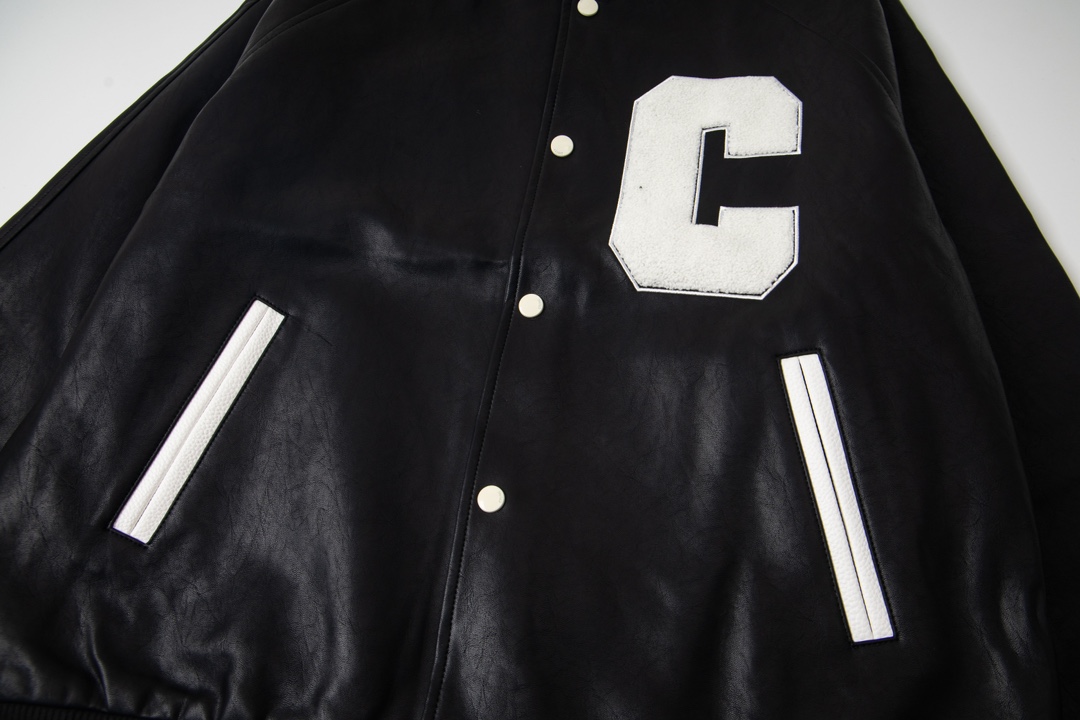 P200


款号Y618
CELINE赛琳CE 凯旋门满印夹克外套
定制菱纹尼龙绣羽棉绗面料、尼龙衬里，红外线定位裁床，精度可达到微米级别 ，从而满足格纹对位高精度裁剪的效果，乾点对称定位法，使用高精度的测量工具做标记，再将拉链逐步安装到服装上，最终精细整烫，使拉链周围的面料平整服帖，美观整齐，模版机开袋，预设的模板来指导开袋的位置，形状和大小，精确性确保了开袋效果质量，定制拉链 、吊坠、商标，合身版型
Size：S-XL