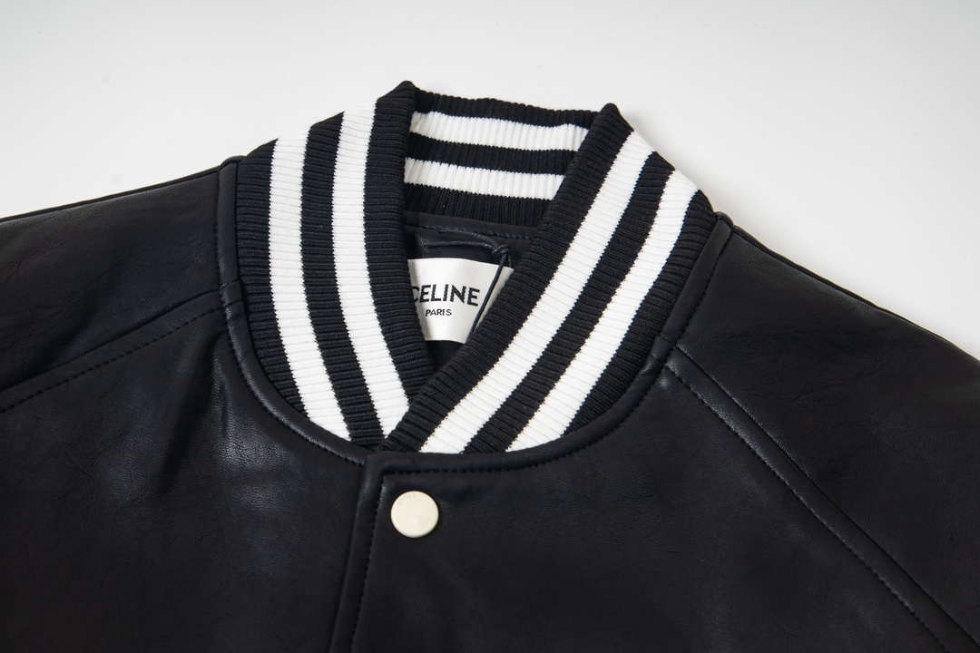 P200


款号Y618
CELINE赛琳CE 凯旋门满印夹克外套
定制菱纹尼龙绣羽棉绗面料、尼龙衬里，红外线定位裁床，精度可达到微米级别 ，从而满足格纹对位高精度裁剪的效果，乾点对称定位法，使用高精度的测量工具做标记，再将拉链逐步安装到服装上，最终精细整烫，使拉链周围的面料平整服帖，美观整齐，模版机开袋，预设的模板来指导开袋的位置，形状和大小，精确性确保了开袋效果质量，定制拉链 、吊坠、商标，合身版型
Size：S-XL