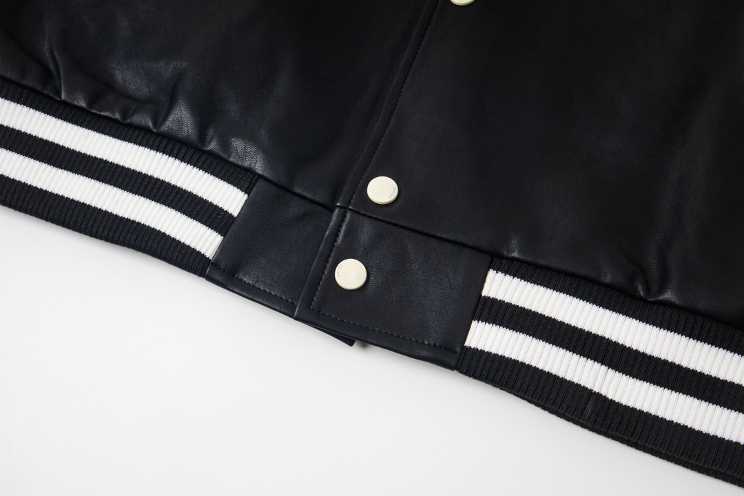 P200


款号Y618
CELINE赛琳CE 凯旋门满印夹克外套
定制菱纹尼龙绣羽棉绗面料、尼龙衬里，红外线定位裁床，精度可达到微米级别 ，从而满足格纹对位高精度裁剪的效果，乾点对称定位法，使用高精度的测量工具做标记，再将拉链逐步安装到服装上，最终精细整烫，使拉链周围的面料平整服帖，美观整齐，模版机开袋，预设的模板来指导开袋的位置，形状和大小，精确性确保了开袋效果质量，定制拉链 、吊坠、商标，合身版型
Size：S-XL