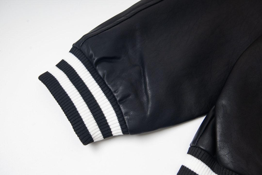 P200


款号Y618
CELINE赛琳CE 凯旋门满印夹克外套
定制菱纹尼龙绣羽棉绗面料、尼龙衬里，红外线定位裁床，精度可达到微米级别 ，从而满足格纹对位高精度裁剪的效果，乾点对称定位法，使用高精度的测量工具做标记，再将拉链逐步安装到服装上，最终精细整烫，使拉链周围的面料平整服帖，美观整齐，模版机开袋，预设的模板来指导开袋的位置，形状和大小，精确性确保了开袋效果质量，定制拉链 、吊坠、商标，合身版型
Size：S-XL