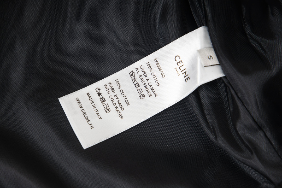 P200


款号Y618
CELINE赛琳CE 凯旋门满印夹克外套
定制菱纹尼龙绣羽棉绗面料、尼龙衬里，红外线定位裁床，精度可达到微米级别 ，从而满足格纹对位高精度裁剪的效果，乾点对称定位法，使用高精度的测量工具做标记，再将拉链逐步安装到服装上，最终精细整烫，使拉链周围的面料平整服帖，美观整齐，模版机开袋，预设的模板来指导开袋的位置，形状和大小，精确性确保了开袋效果质量，定制拉链 、吊坠、商标，合身版型
Size：S-XL