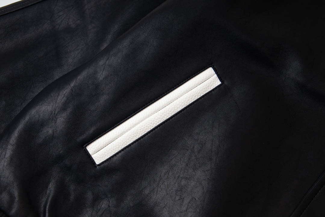 P200


款号Y618
CELINE赛琳CE 凯旋门满印夹克外套
定制菱纹尼龙绣羽棉绗面料、尼龙衬里，红外线定位裁床，精度可达到微米级别 ，从而满足格纹对位高精度裁剪的效果，乾点对称定位法，使用高精度的测量工具做标记，再将拉链逐步安装到服装上，最终精细整烫，使拉链周围的面料平整服帖，美观整齐，模版机开袋，预设的模板来指导开袋的位置，形状和大小，精确性确保了开袋效果质量，定制拉链 、吊坠、商标，合身版型
Size：S-XL