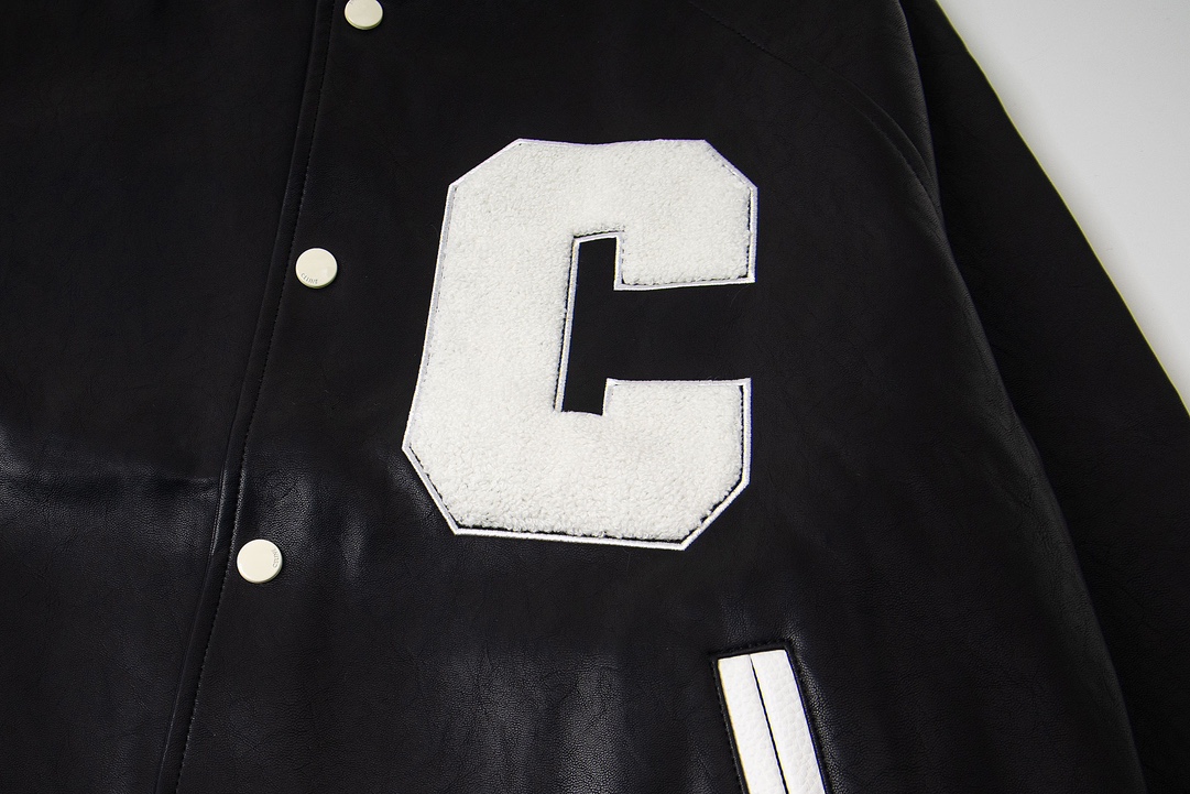 P200


款号Y618
CELINE赛琳CE 凯旋门满印夹克外套
定制菱纹尼龙绣羽棉绗面料、尼龙衬里，红外线定位裁床，精度可达到微米级别 ，从而满足格纹对位高精度裁剪的效果，乾点对称定位法，使用高精度的测量工具做标记，再将拉链逐步安装到服装上，最终精细整烫，使拉链周围的面料平整服帖，美观整齐，模版机开袋，预设的模板来指导开袋的位置，形状和大小，精确性确保了开袋效果质量，定制拉链 、吊坠、商标，合身版型
Size：S-XL