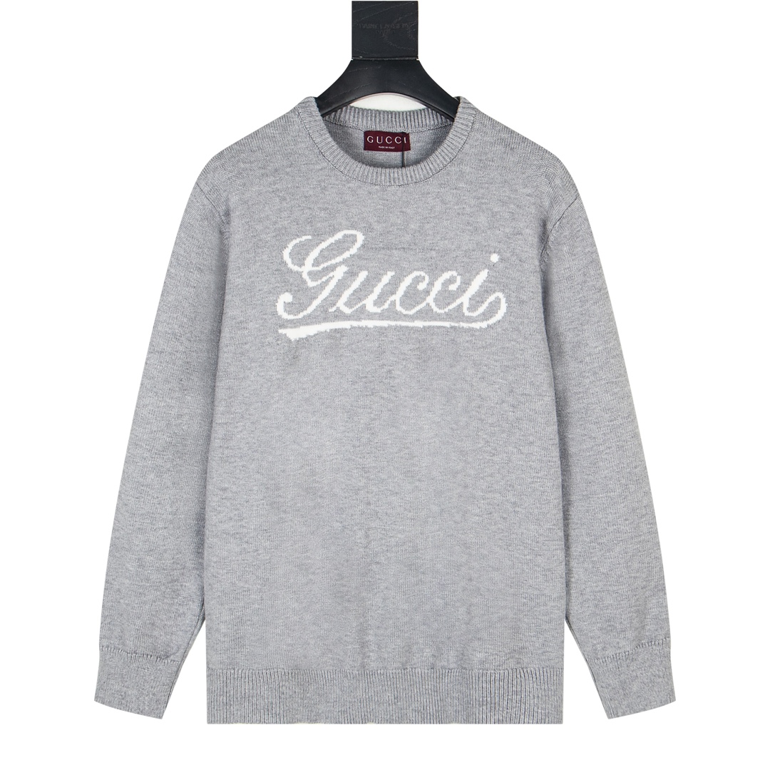 P205


 款号Y639
Gucci/古驰 24Fw 重工波点及logo提花圆领毛衣
描述学院风持续升温，不断为Gucci设计美学添光加彩。
在全新系列中，时尚的概念已经不再局限于本真的生活方式，
品牌标志性元素的加入和模糊性别的廓形便是例证。
这款圆领毛衣甄选黑色和驼色羊毛打造而成，
字母logo提花图案点缀 简约又高级 羊毛针织面料 
Oversize落肩宽松版型，厚实柔软舒适上身显瘦又百搭 男女同款 商标齐全！！！
颜色：黑色，灰色
Size:S-XL