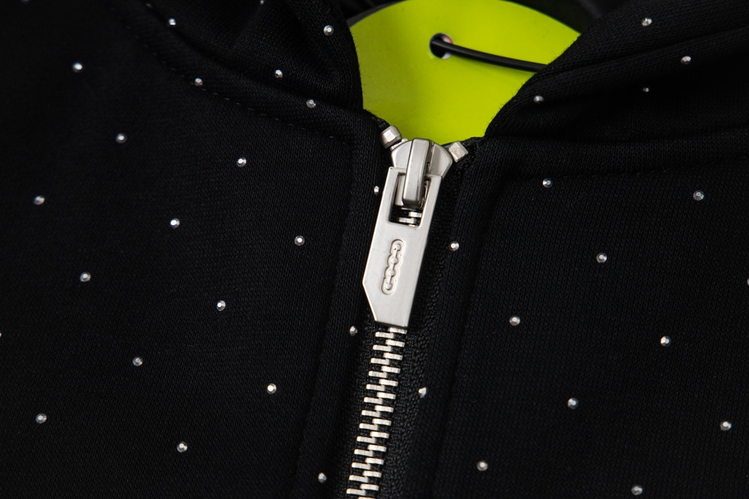 P215


 款号Y649
GOODBRAND 闪银星空烫钻空气层开衫连帽卫衣 男女同款 
​颜色：灰色 黑色
​码数：S M L XL